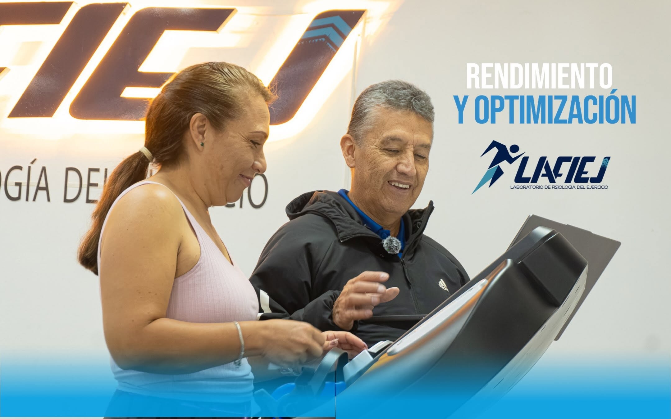 Paciente y evaluador junto a una caminadora, bajo el rótulo de Rendimiento y Optimización de LAFIEJ
